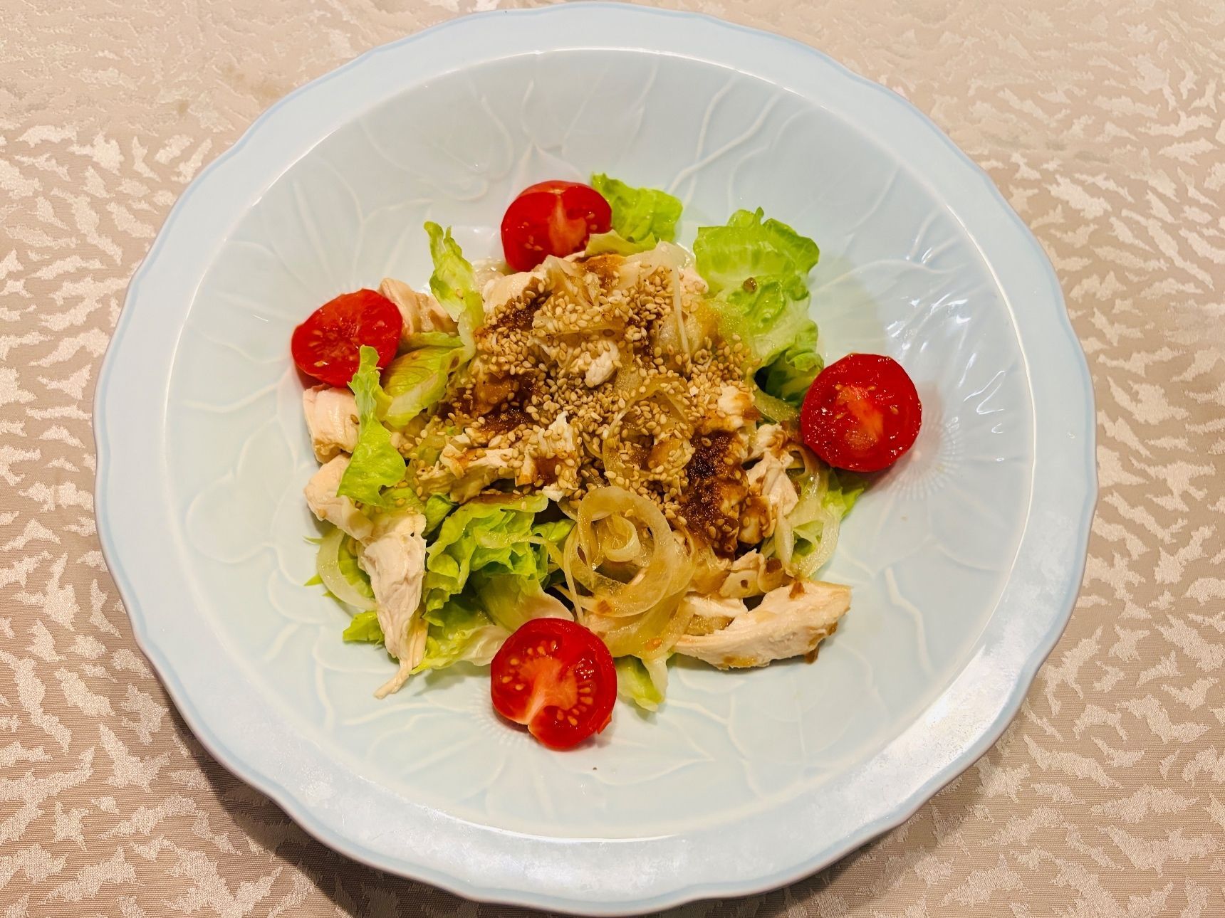 新玉ねぎを水にさらさないで辛味を飛ばす秘訣！「新玉ねぎと鶏胸肉のサラダ」