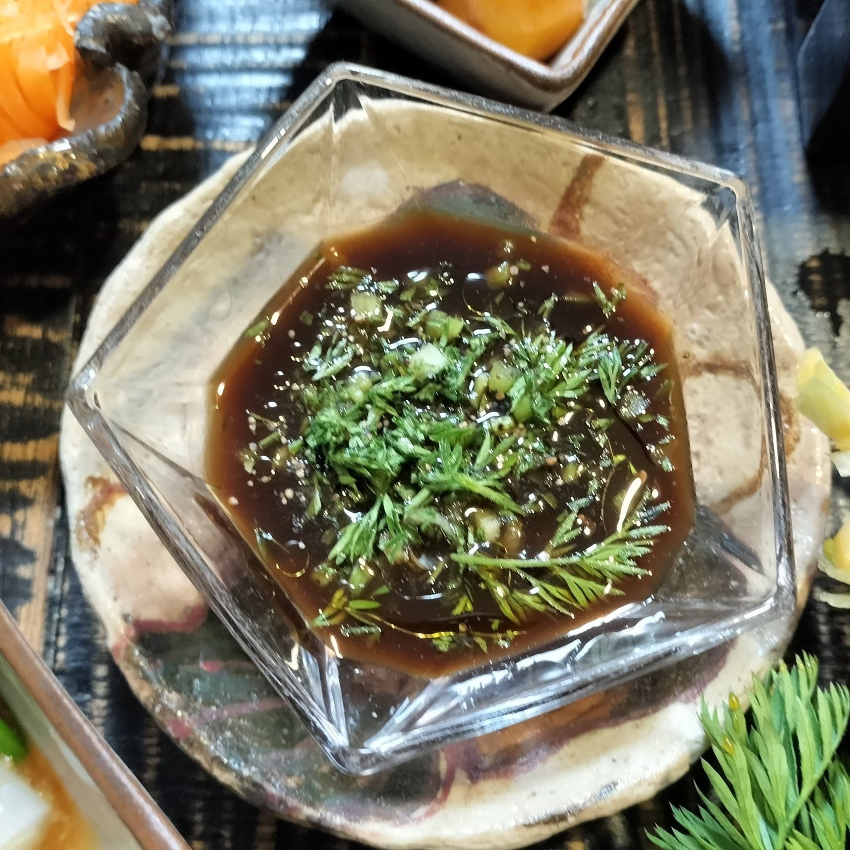 3.器に、中濃ソースを入れる→人参の葉のみじん切りを加える