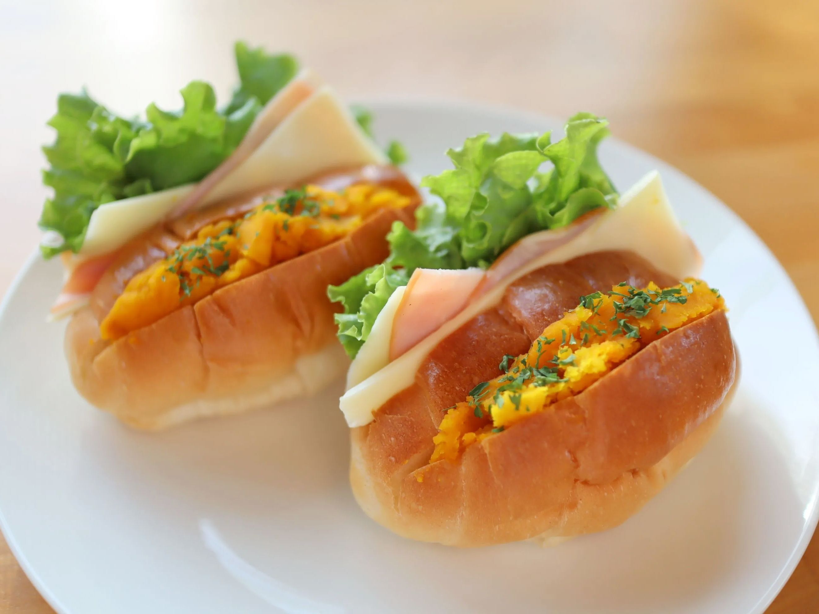 『ロールパン』を冷凍した結果▶まるでお店で買ったような仕上がりに！？グンと見た目が良くなる秘密のひと手間♡