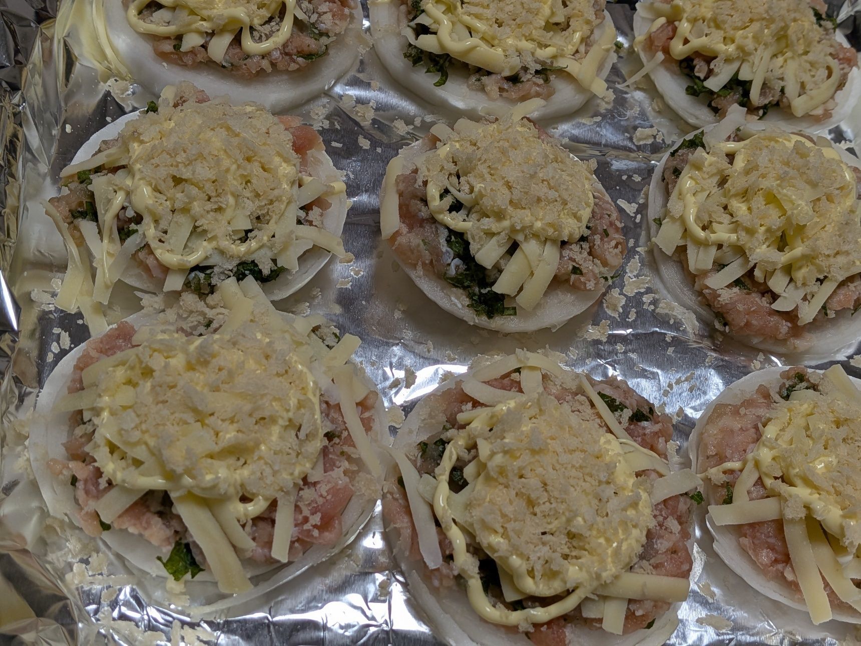 3、ピザ用チーズ、マヨネーズ、パン粉を順にのせていく。