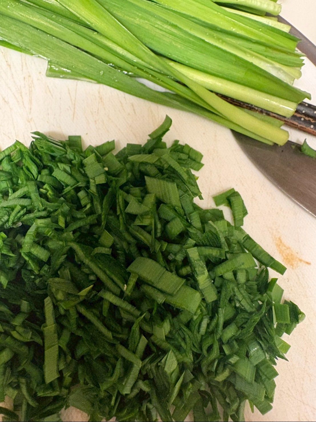 ニラは細かく刻みます