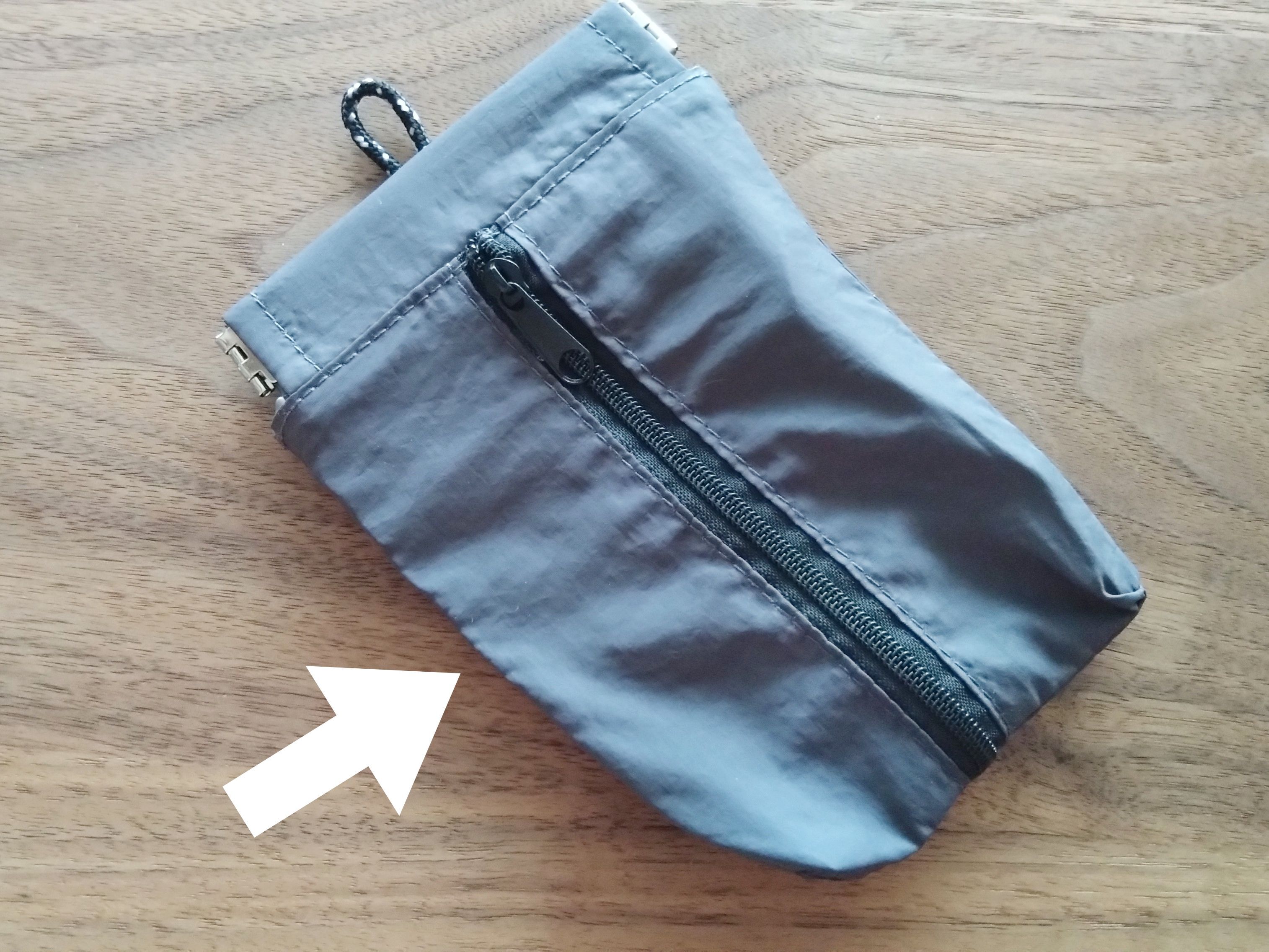 春のお出かけに♡ダイソー220円なら即ゲット！片手でパカッと開いてポイ〈多機能ポーチ〉に注目