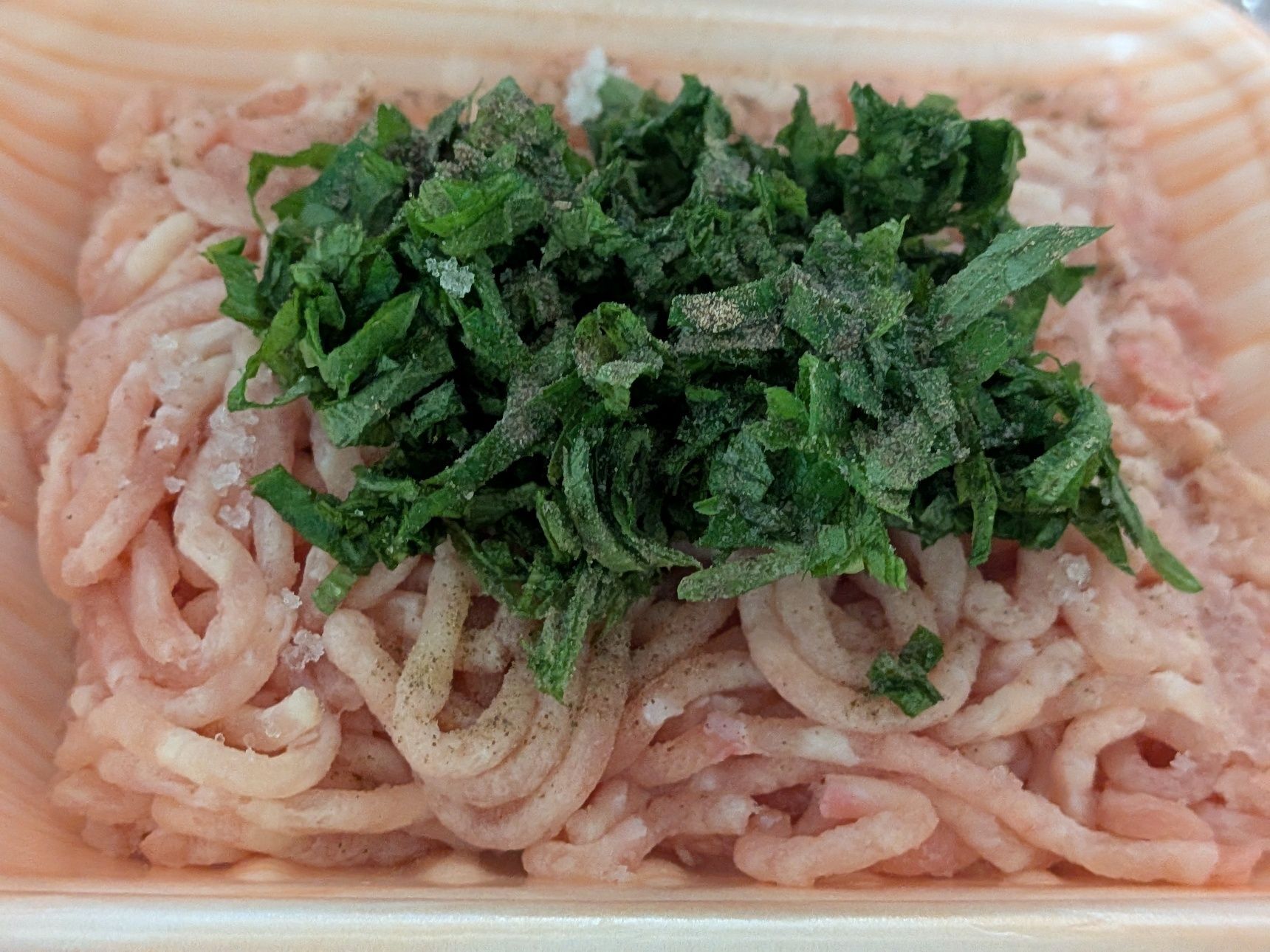 1、◯をパックの中にいれ、混ぜ合わせる。