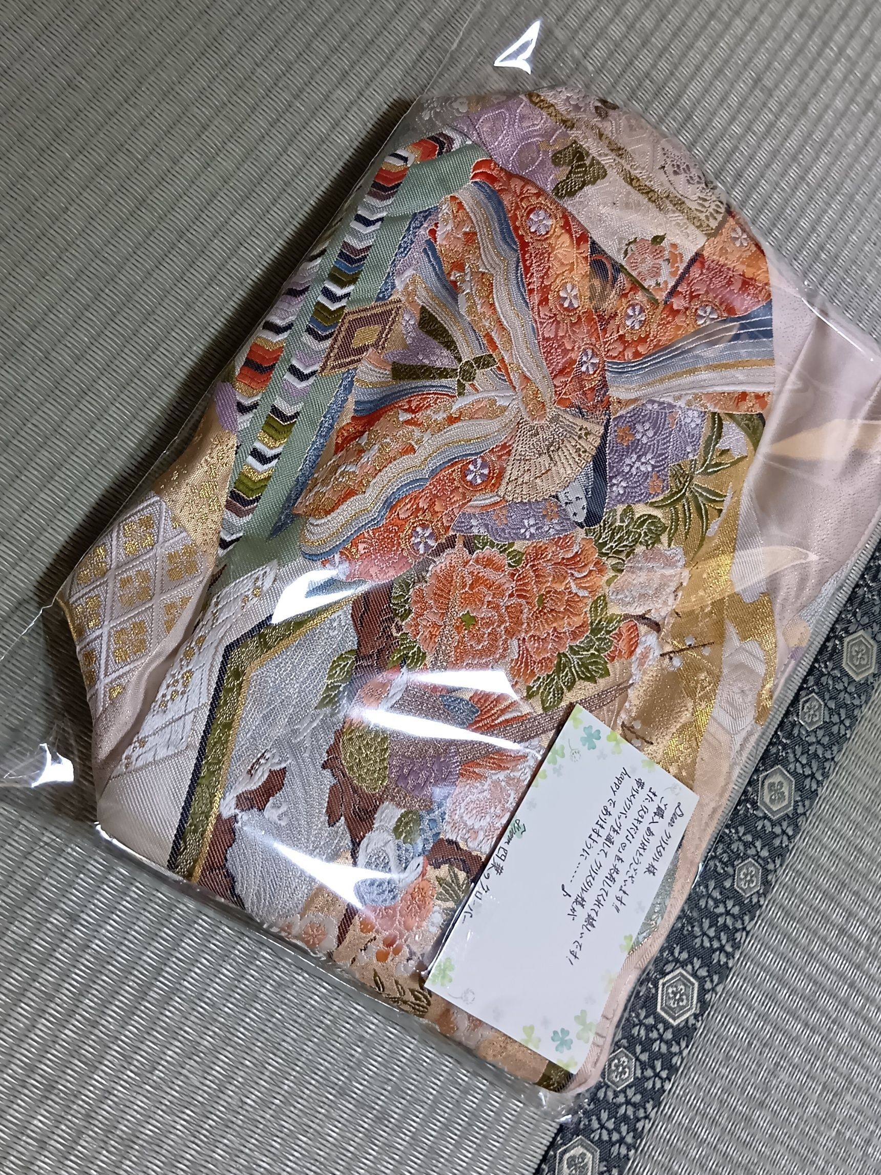 そんな中、着物に慣れ親しみつつ、『リメイク』を楽しむ一歩として、たまったポイントで手に入れたのが、帯をリメイクしたバッグです！！！