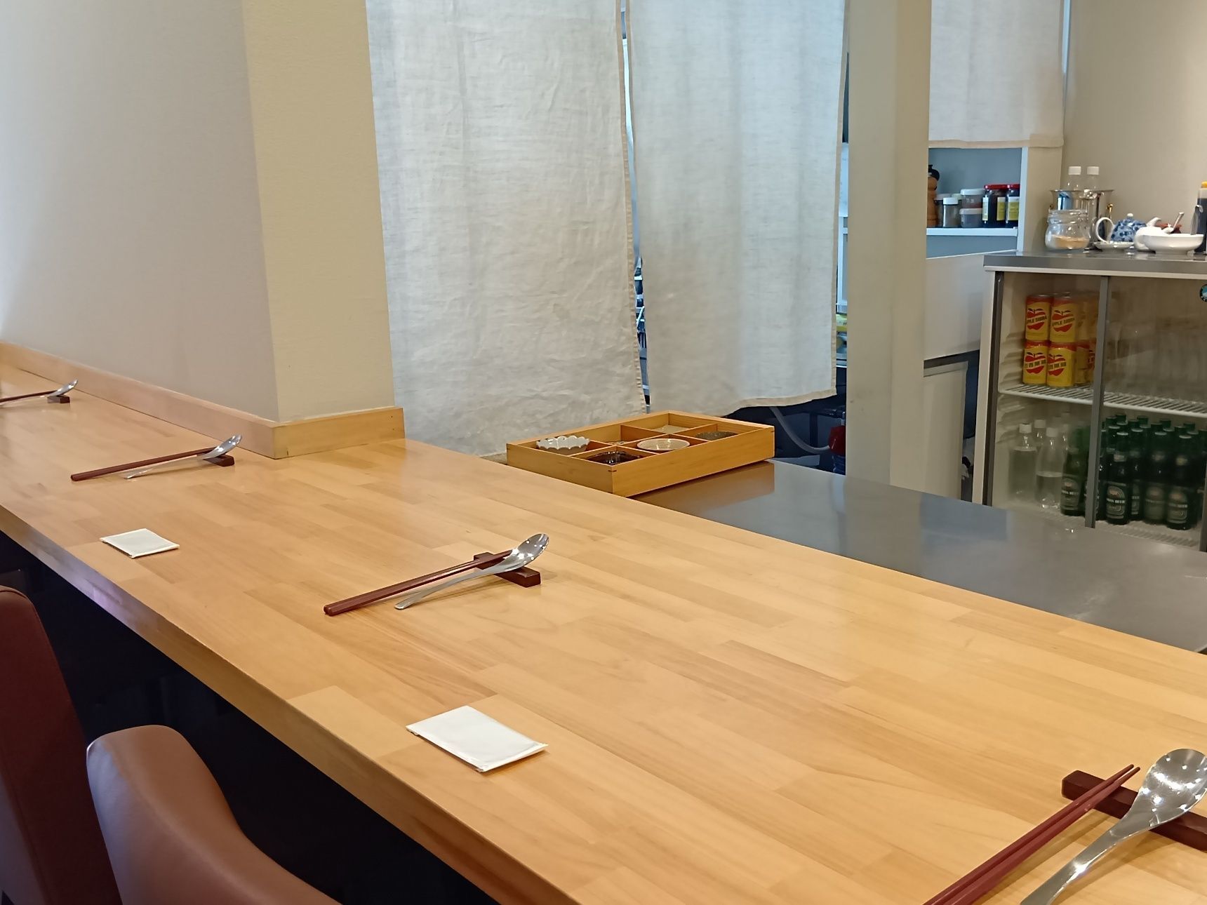 席数は約10席のカウンター中心でこぢんまり。ゆったりと時間が流れる落ち着いた雰囲気が魅力です。