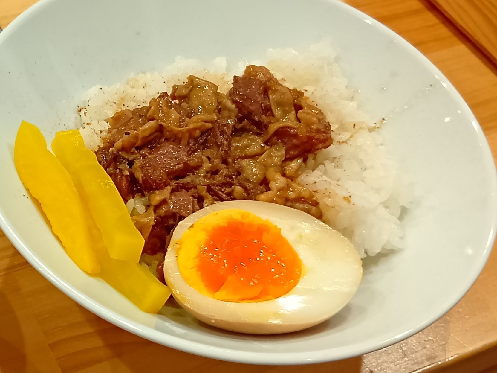こちらは「ルーロー飯」です。