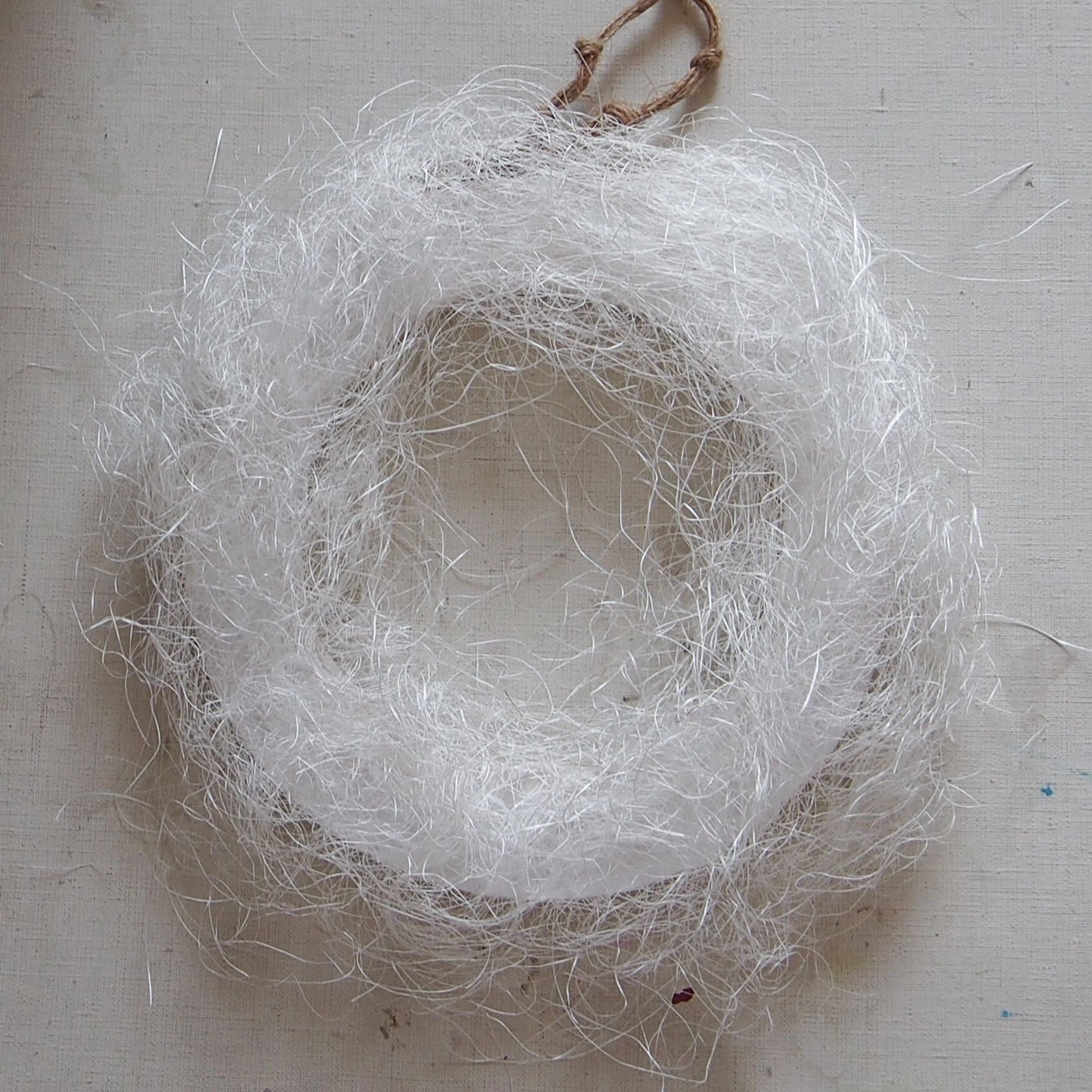 シサル麻をボンド付けします