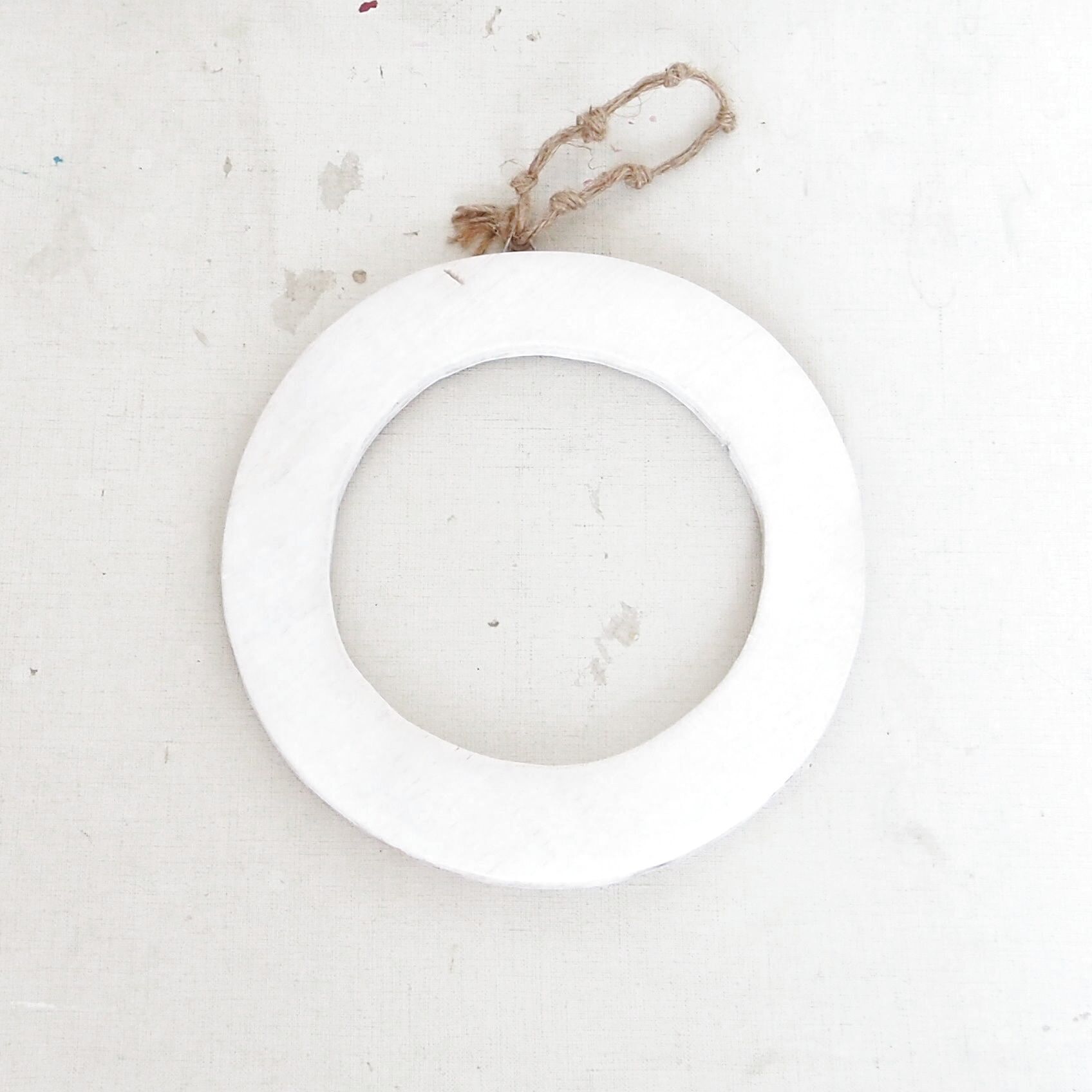 シサル麻が白なので、白のラッカースプレーを塗ります