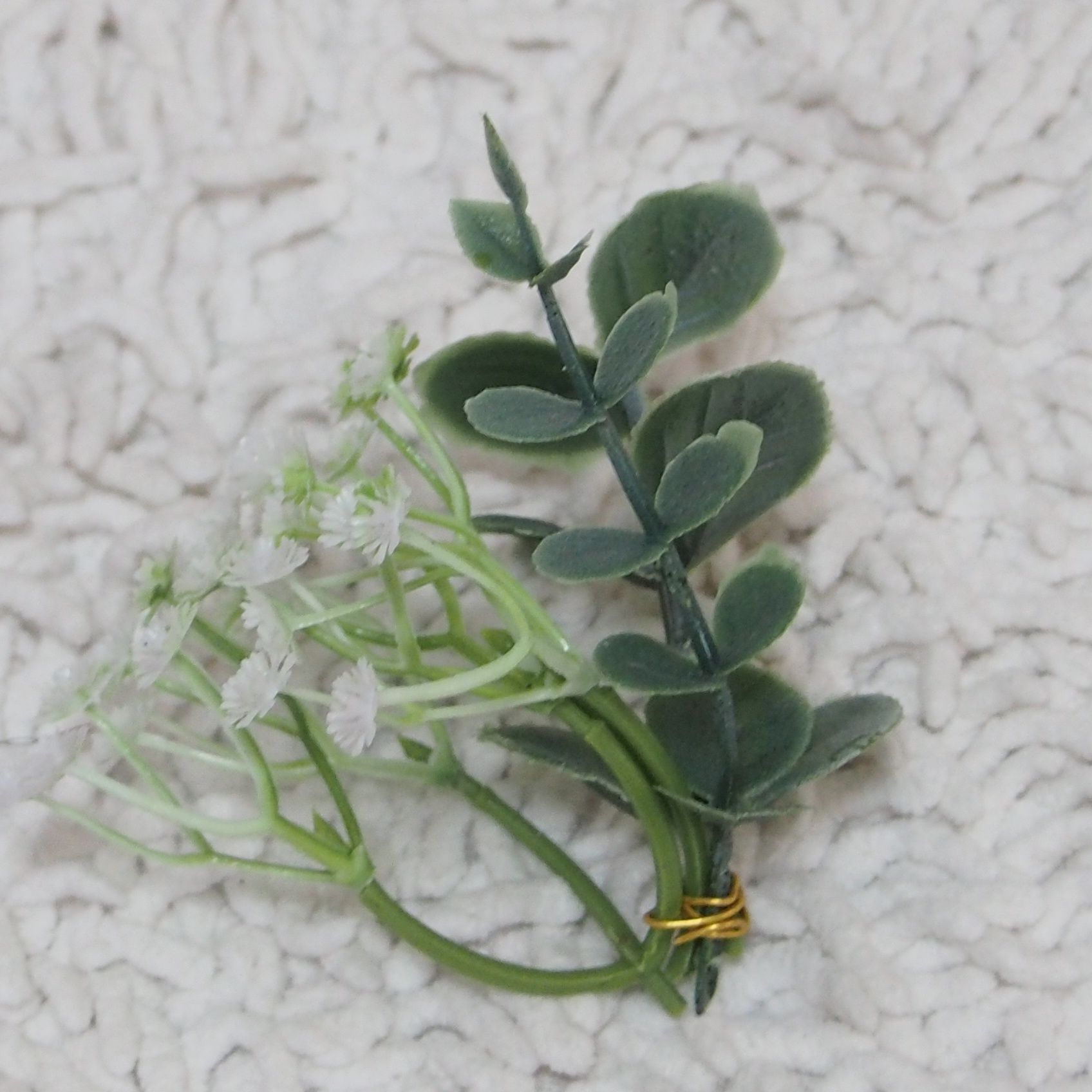 グリーンとフラワーをワイヤーで止めます