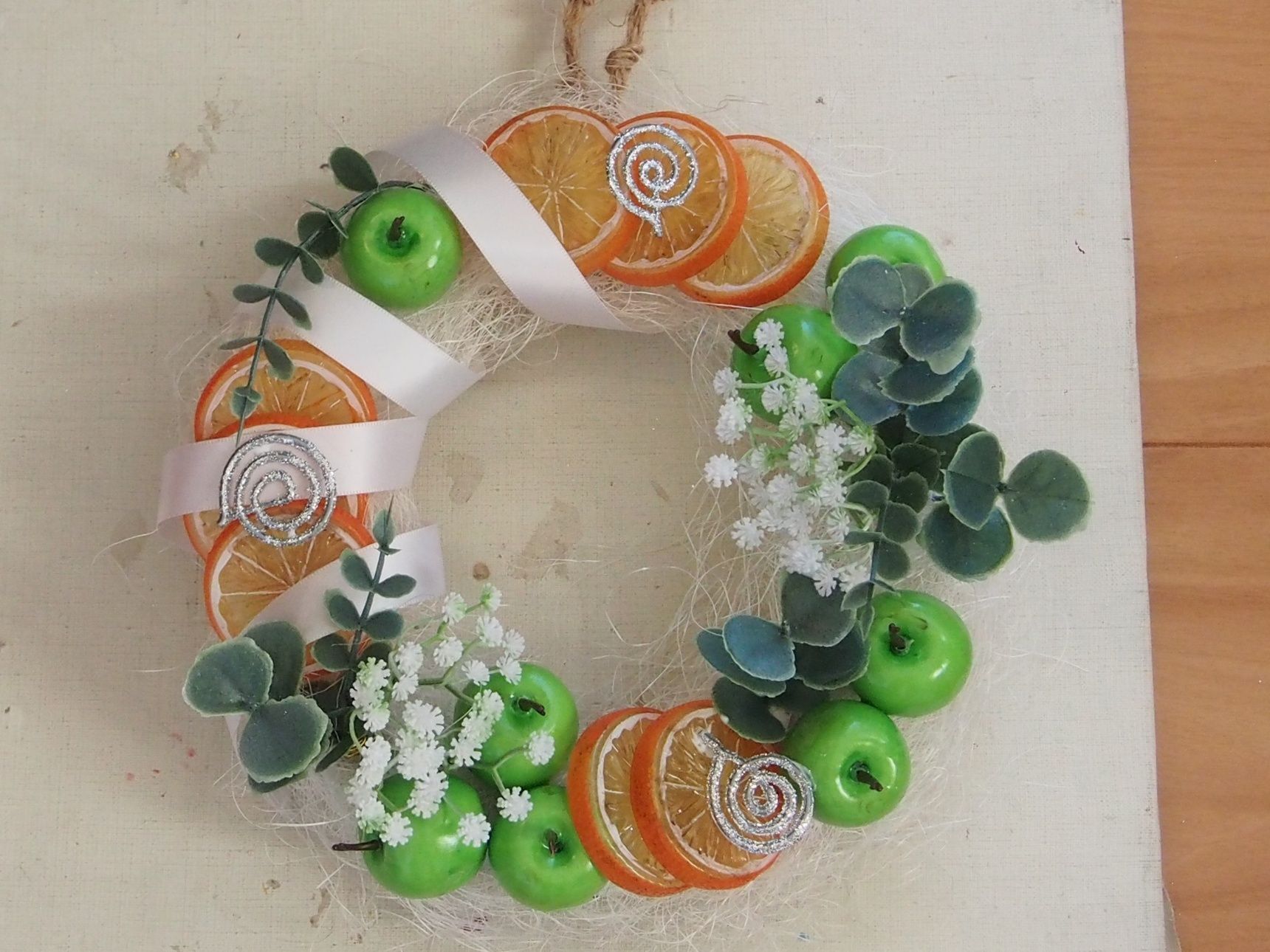 フルーツを付け、リボンを巻きます～