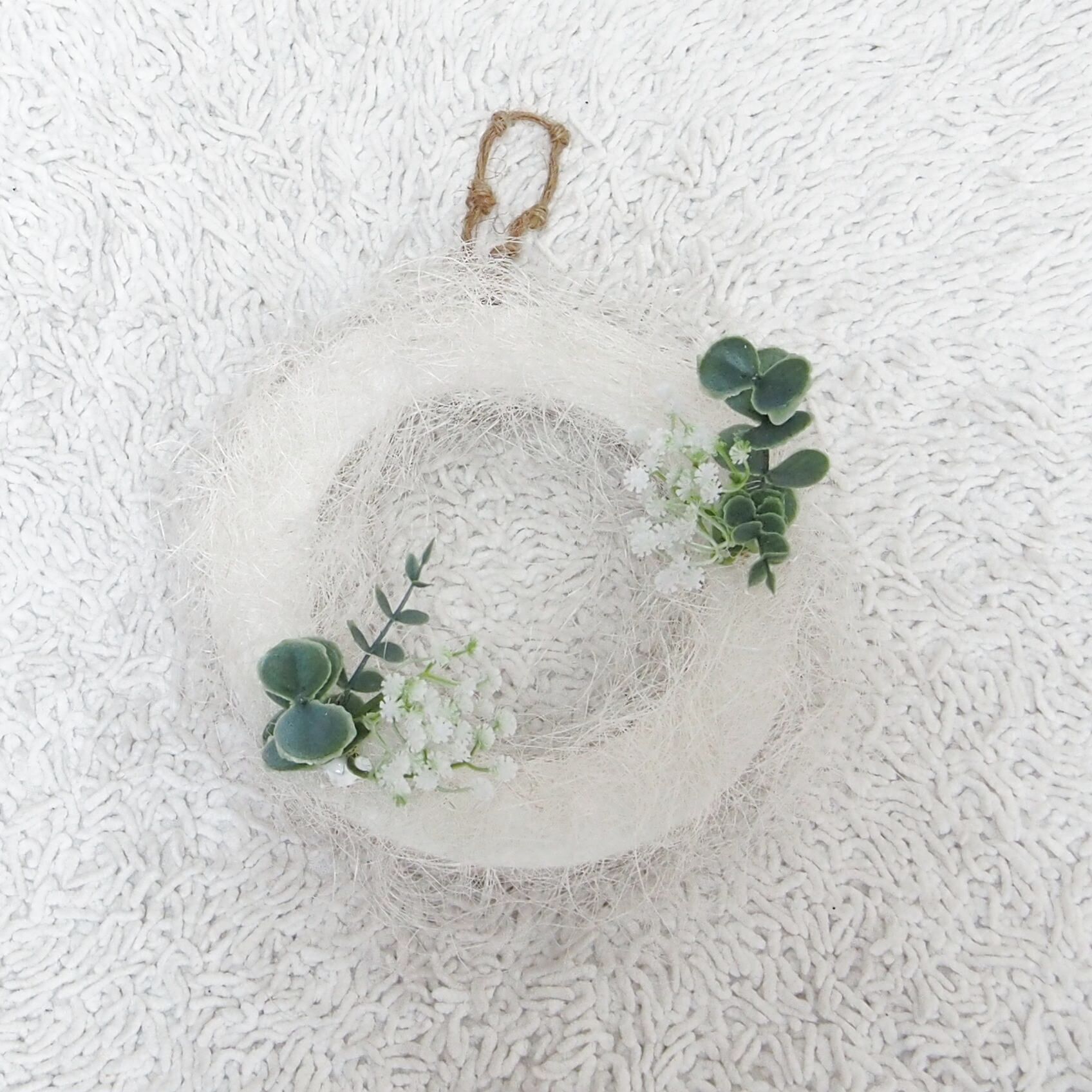 まず、グリーンを付けてみて、それからフルーツを置く場所を考えます