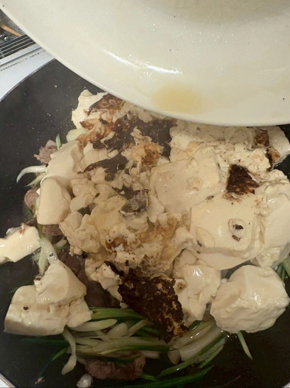 別に焼いておいた豆腐を加えます。