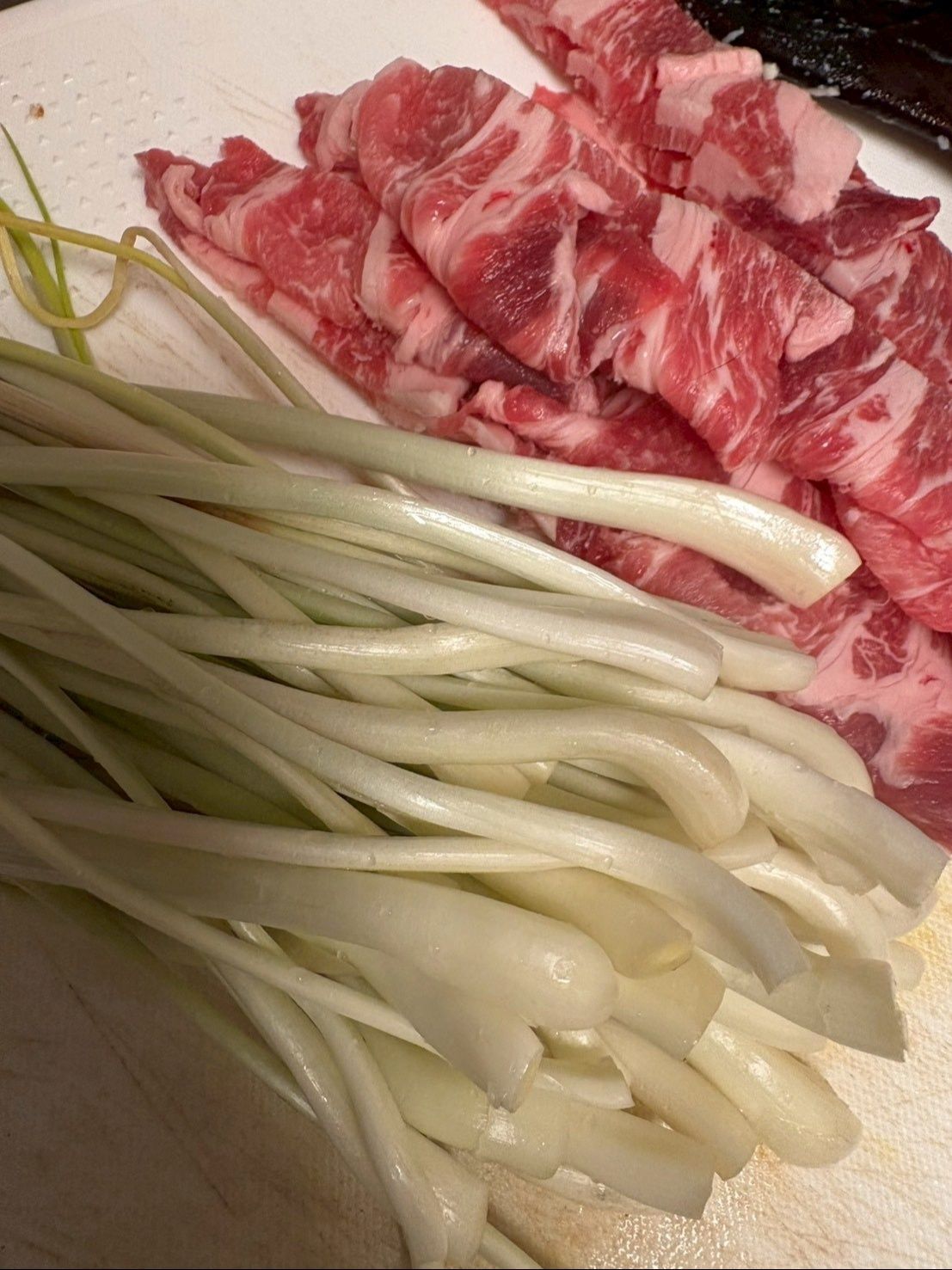 豚肉と島らっきょうを剥いたところです。