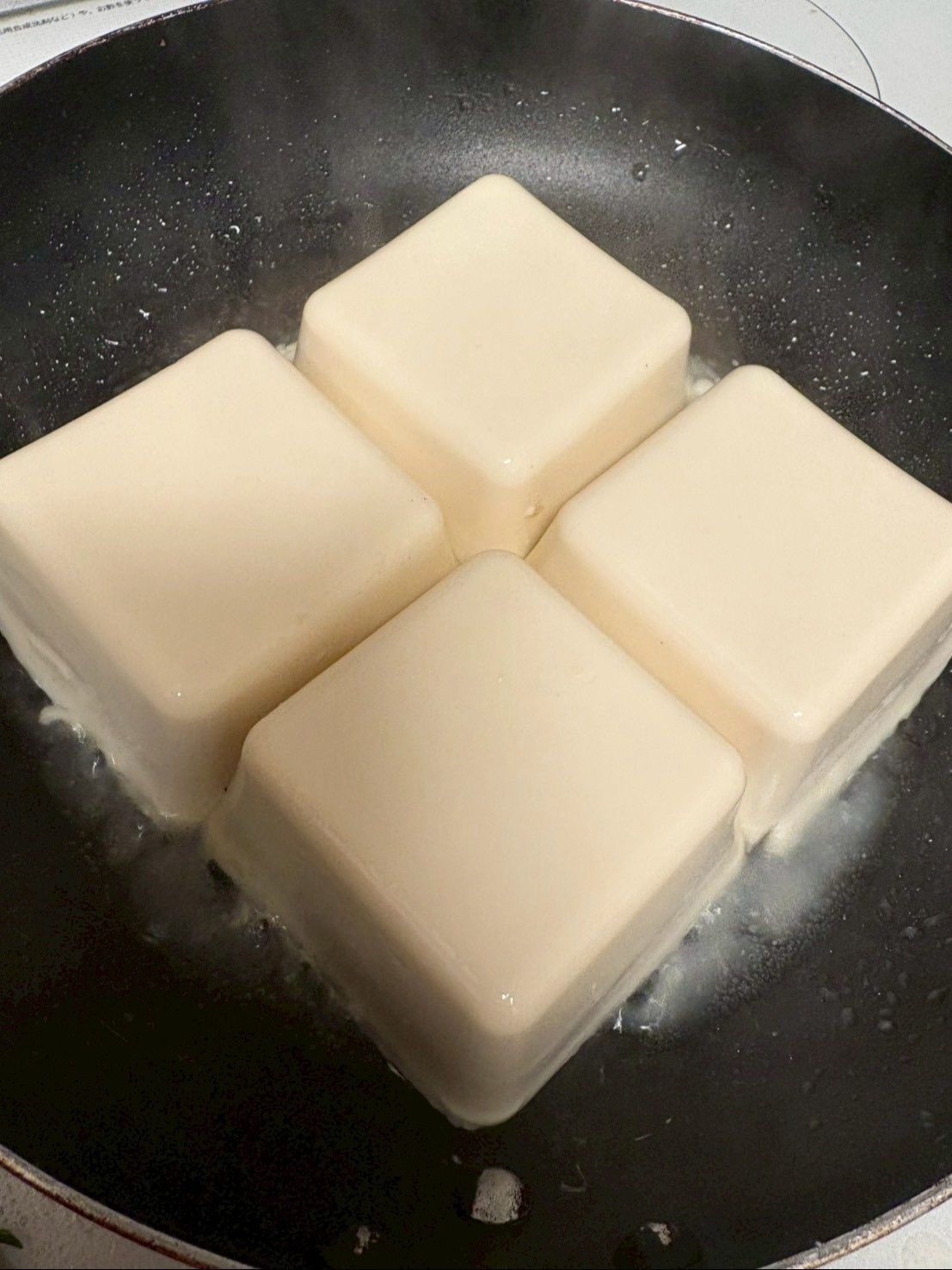 豆腐を焦げ目が付くくらいよく焼きます。