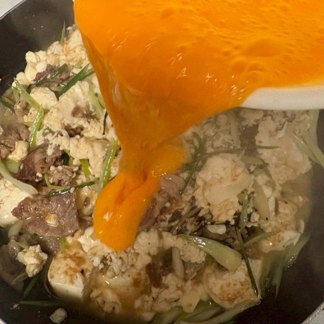 溶き卵をかけて卵とじにしたら完成です。