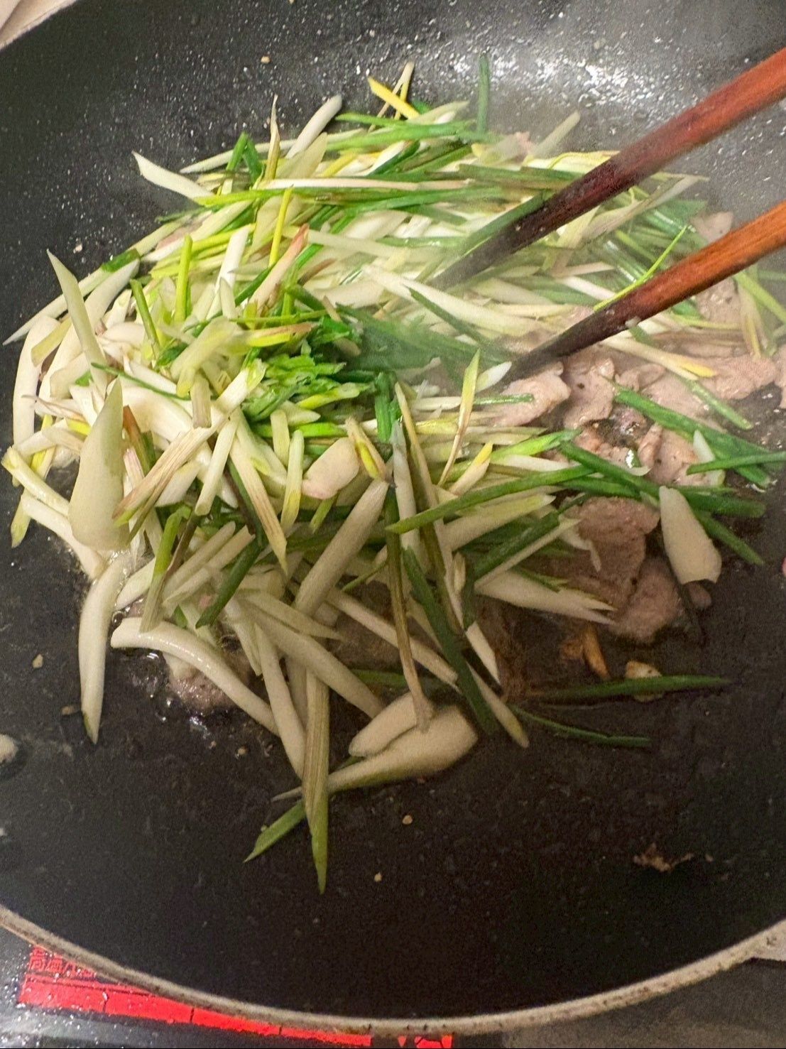 ななめにざく切りにした島らっきょうを加えて炒めます。