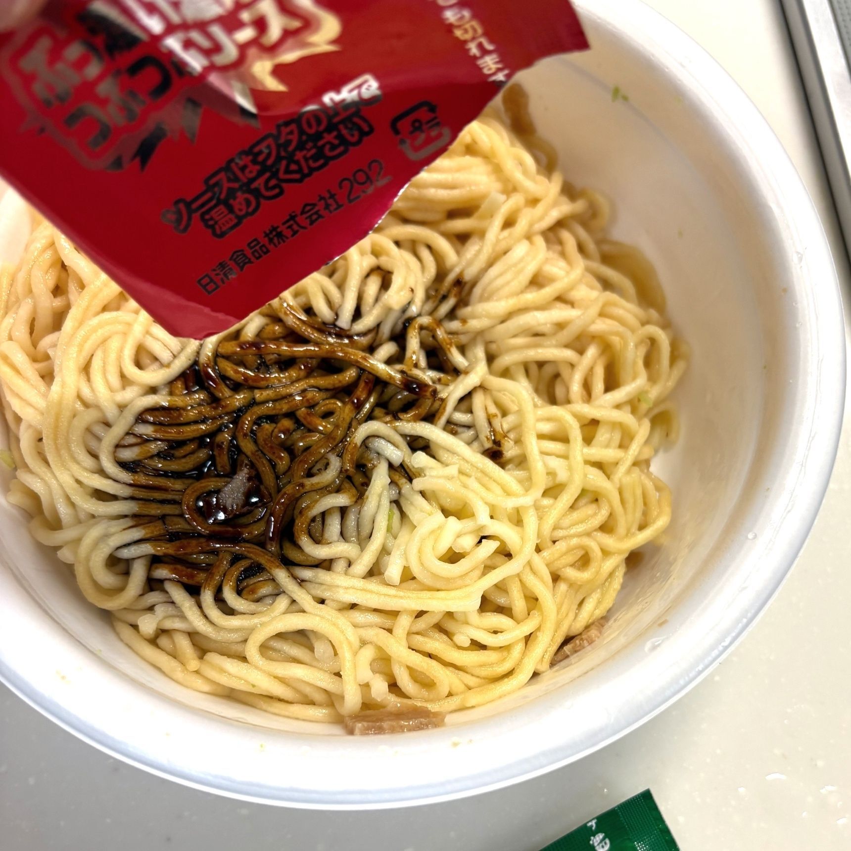 熱湯を捨ててソースを入れます