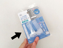 【セリア】えっ、これにフックがつくの！？どんなアイテムにも「ピタッ」と密着。小物を空中収納できる便利グッズが優秀すぎた♪