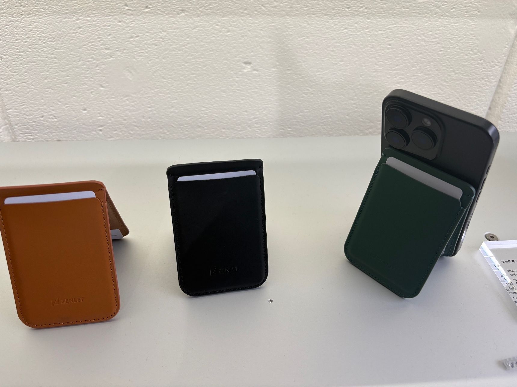 カードケースとスマホスタンドの一体型が人気の「Cache3.0」