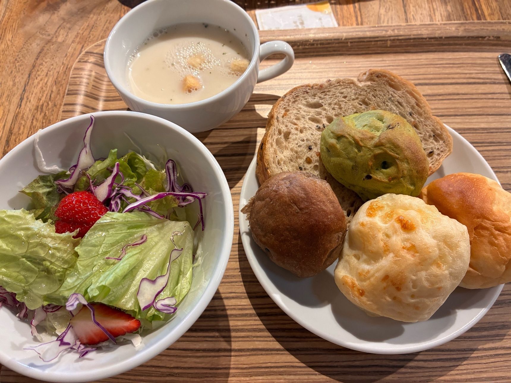 サラダ、スープ、パンはセットです