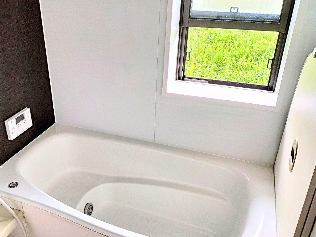 『窓を開けて換気』はNG！？意外と知らない、お風呂の正しいカビ対策。