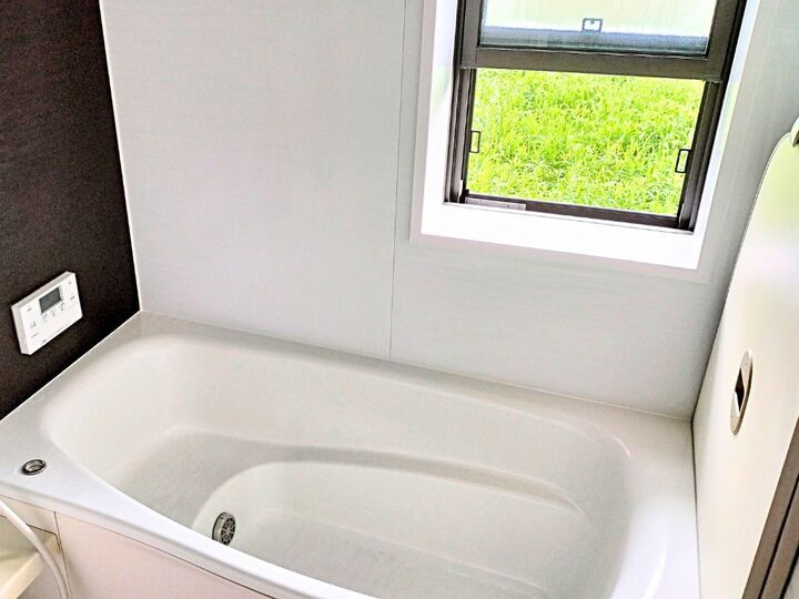 『窓を開けて換気』はNG!?意外と知らない、お風呂の正しいカビ対策。