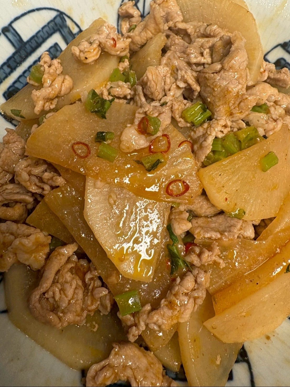 煮詰まるとこんな風に飴色になって柔らかく煮えています。