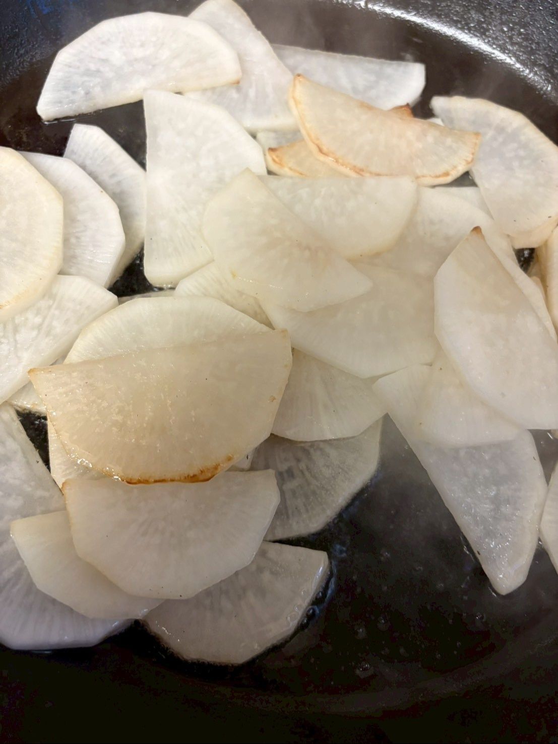 薄く刻んだ大根と生姜をごま油で炒めます。