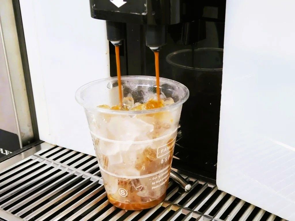 2つのアイスコーヒーを片手でこぼさず持ち歩く裏ワザ。今すぐマネしたくなりますよ♡