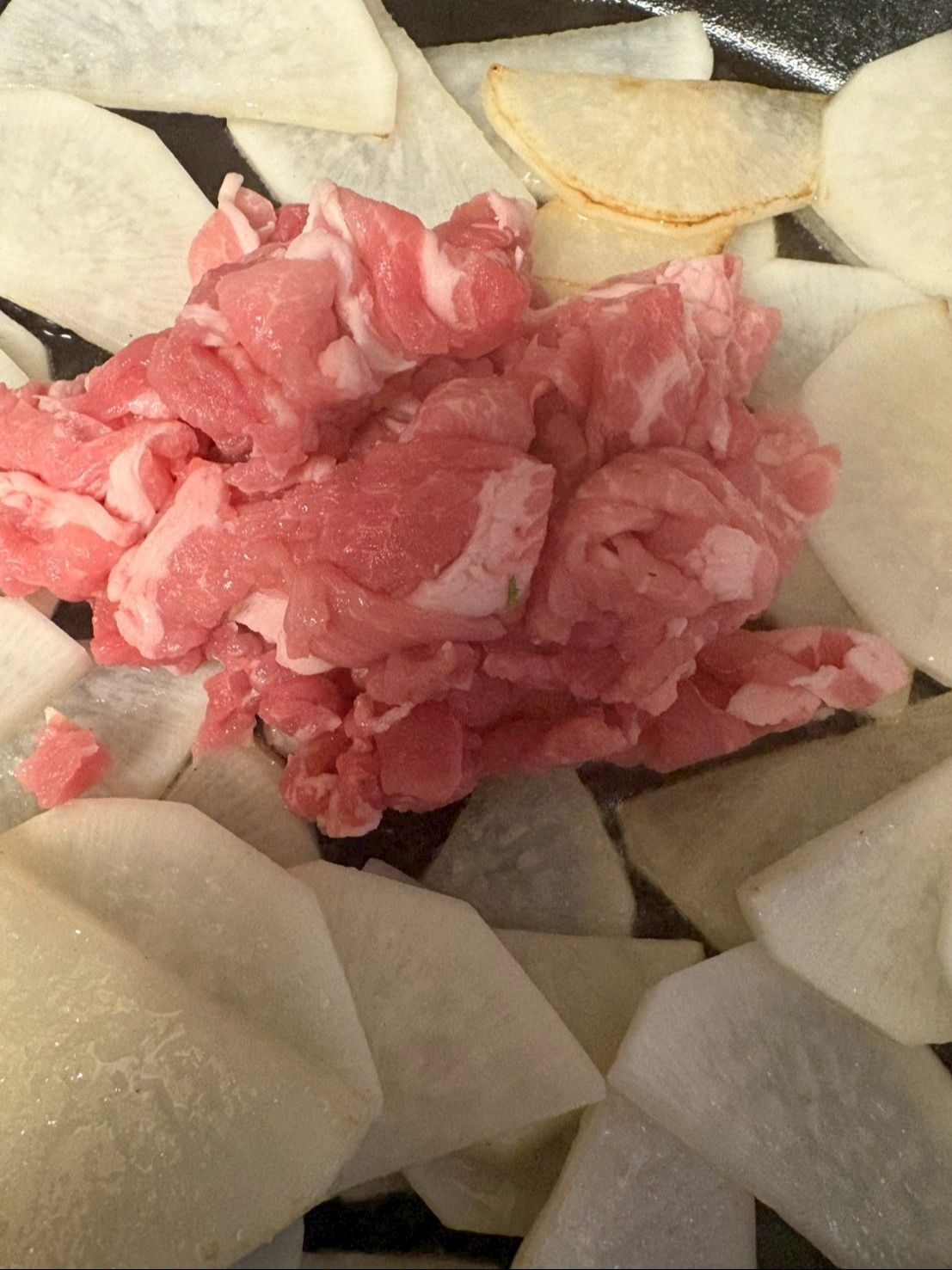 豚肉を加えて一緒に炒めます。