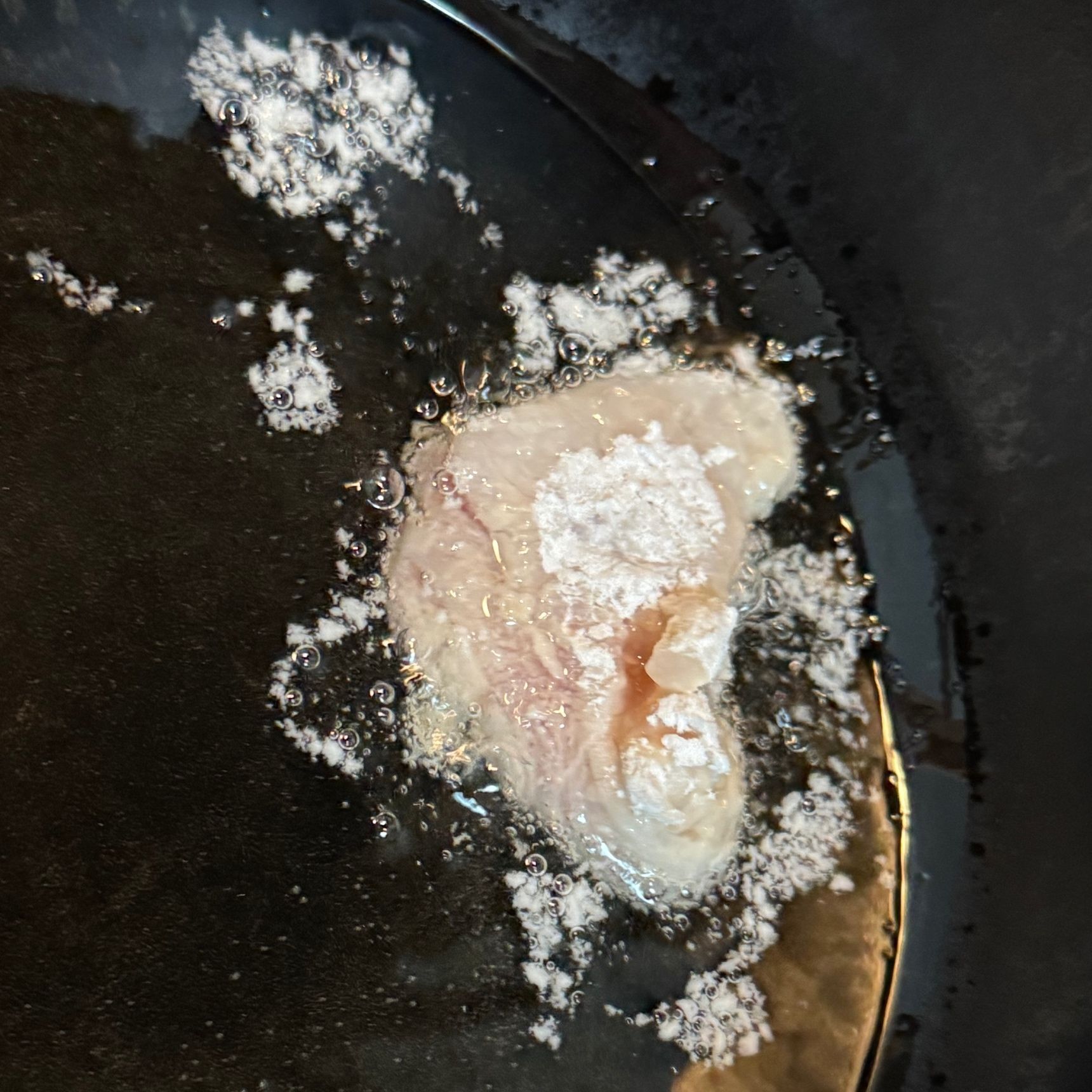 片栗粉をつけて、あげます