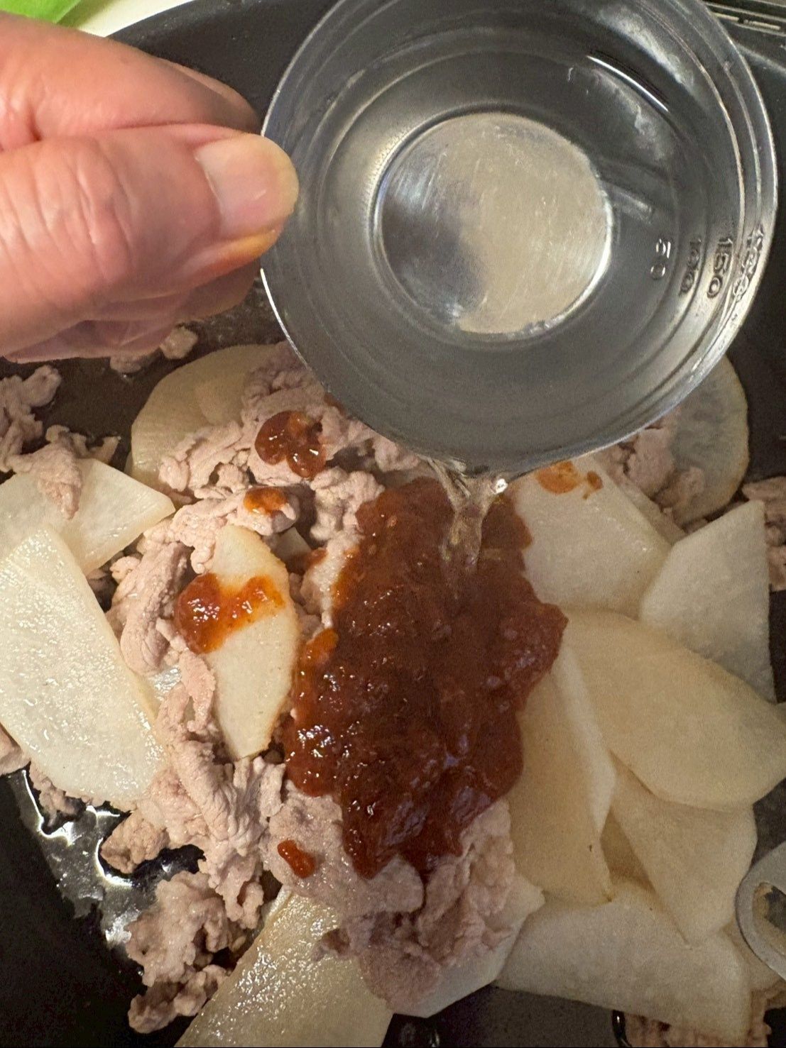 水を150cc加えて煮込みます。