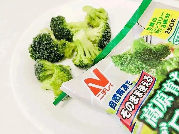 電子レンジは使いません。「冷凍ブロッコリー」はこの方法で断然美味しく仕上がります♪