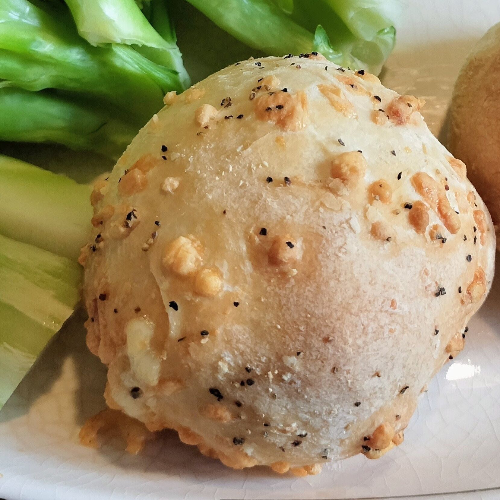 【とろけるチーズパン（粗挽き胡椒風味】