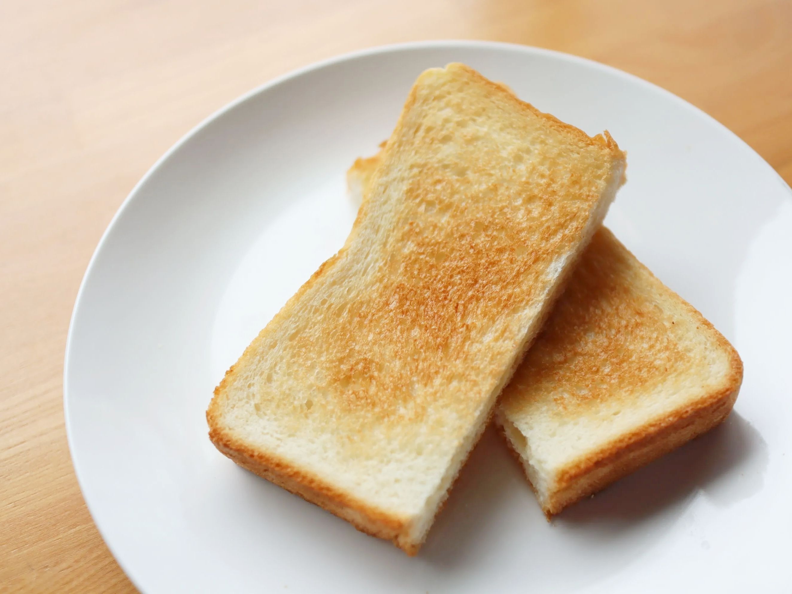 保存した『食パン』温めるの待って！バターなしで香ばしくなる〈魔法のひと塗り〉とは？