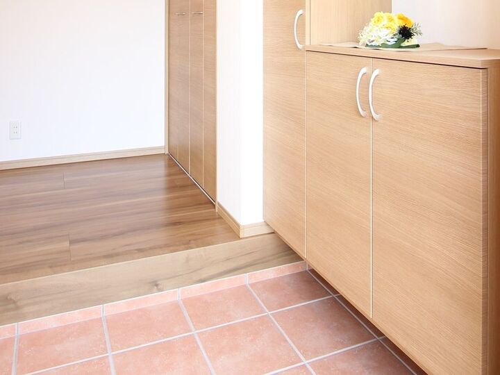 【100均活用】で超スッキリ!!わが家の効率的な『玄関収納』。お出かけスムーズ&忘れ物ゼロに!