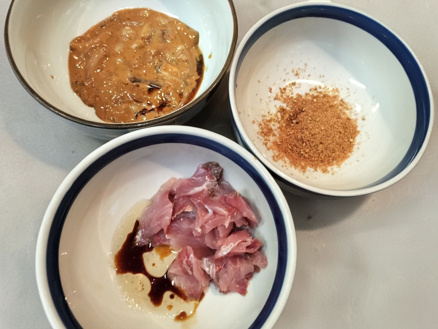 2、3つ器それぞれに、材料【A】【B】【C】を入れる