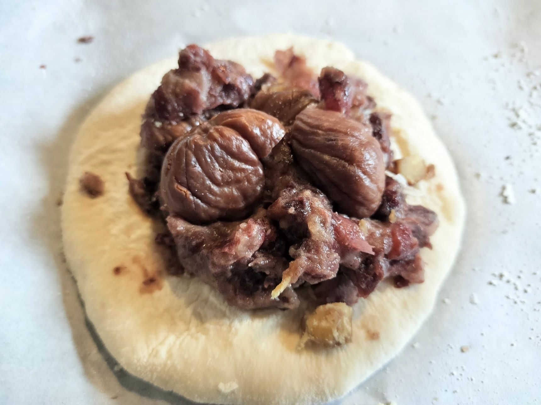 4、2個は、軽く手で平たく伸ばしてから●をのせて包む→クッキングシートを敷いた天板に並べる【揚げあんパン用】