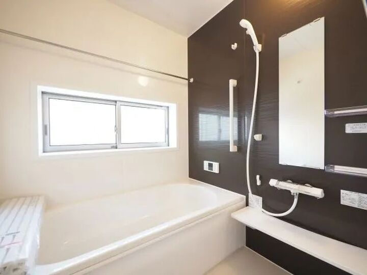 お風呂ドアの「すき間」お掃除してる?6年放置の汚れがサッシブラシ1本で驚くほどキレイに!