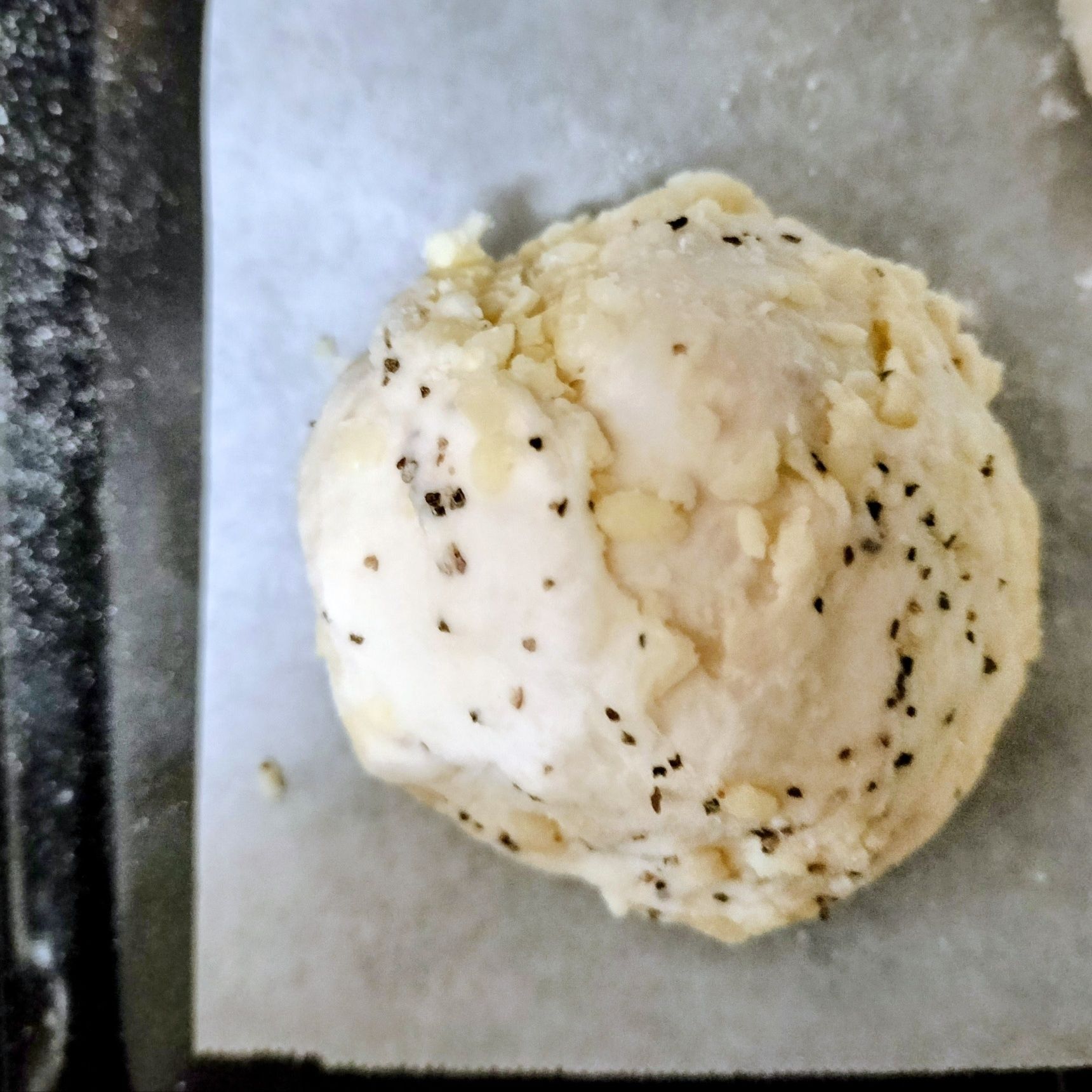 3、2個は、材料▲を練り込む→軽く手で平たく伸ばしてからプチフランスパン型に丸める→クッキングシートを敷いた天板に並べる【とろけるチーズパン（粗挽き胡椒風味）用】