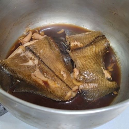 赤かれいを盛り付ける