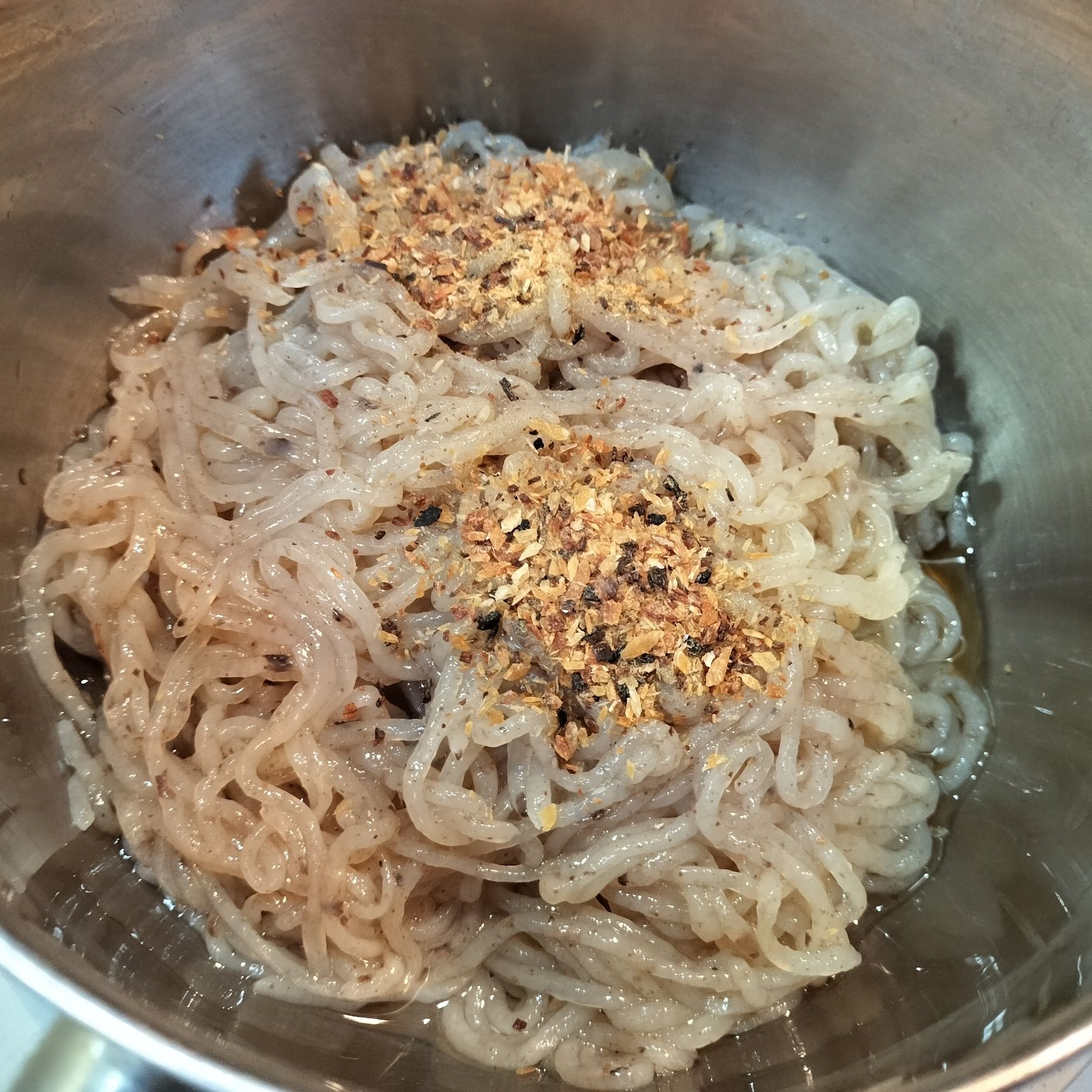 3、鍋に、手順2のこんにゃくと材料▲を入れる→中火で炒りながら、糸こんにゃくの水分をしっかりと飛ばす→粗熱が取れたら、冷蔵庫で冷やしておく