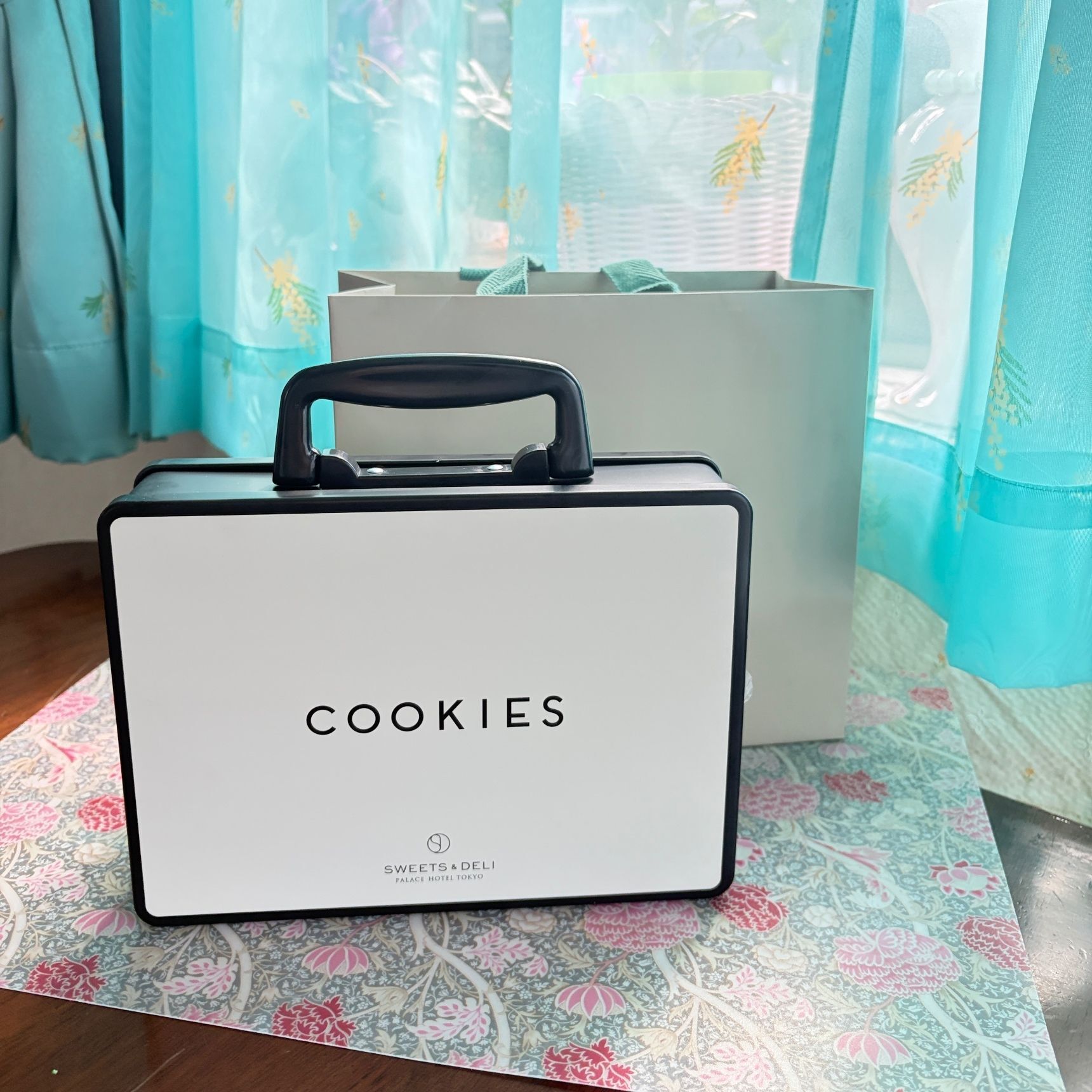 大人の遊び心がくすぐられる〜ゴージャス漂うトラベル缶