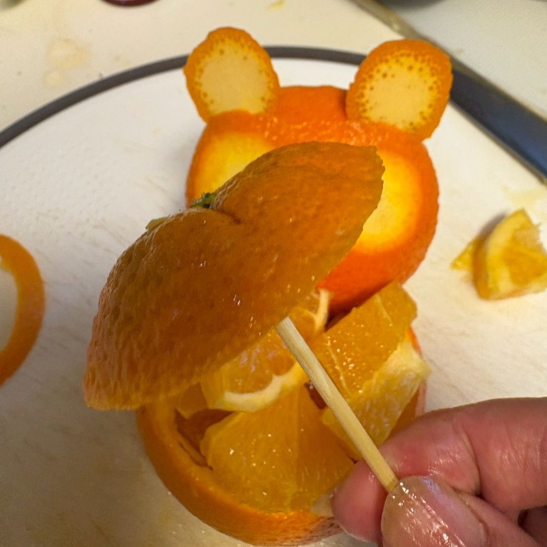 ヘタが付いている上の方を小さく切り、竹串に刺して日傘にしました。