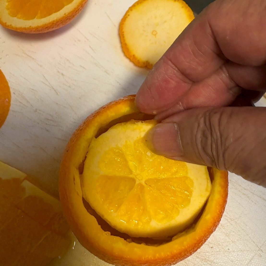 端の切り落としを底に敷きます。