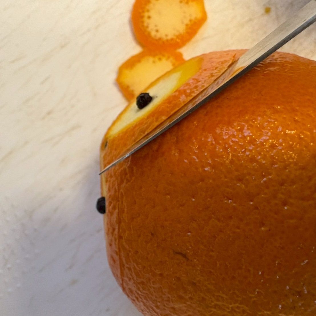 目の上に両方とも切り込みを入れます。