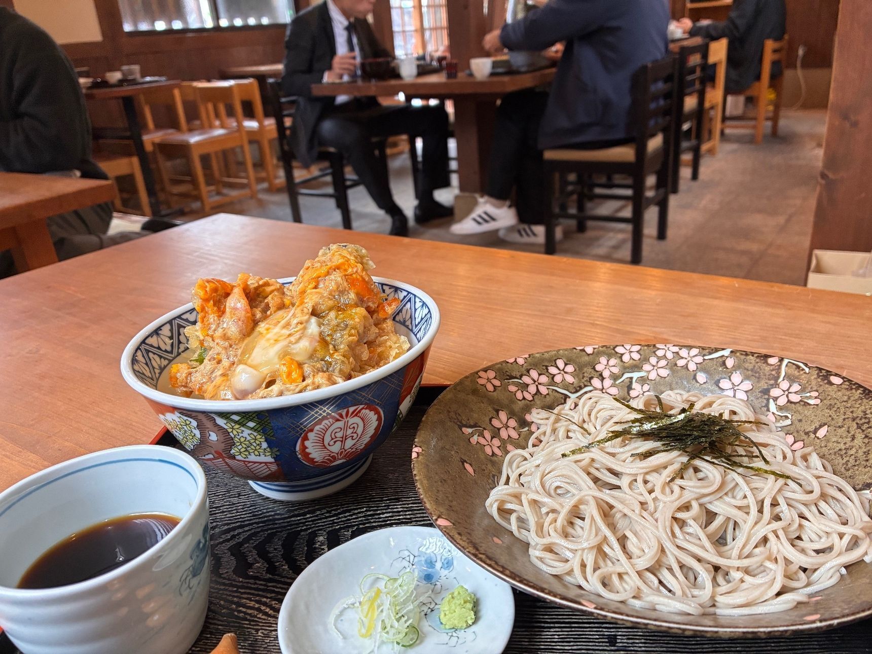 奥の畳の間でいただきました