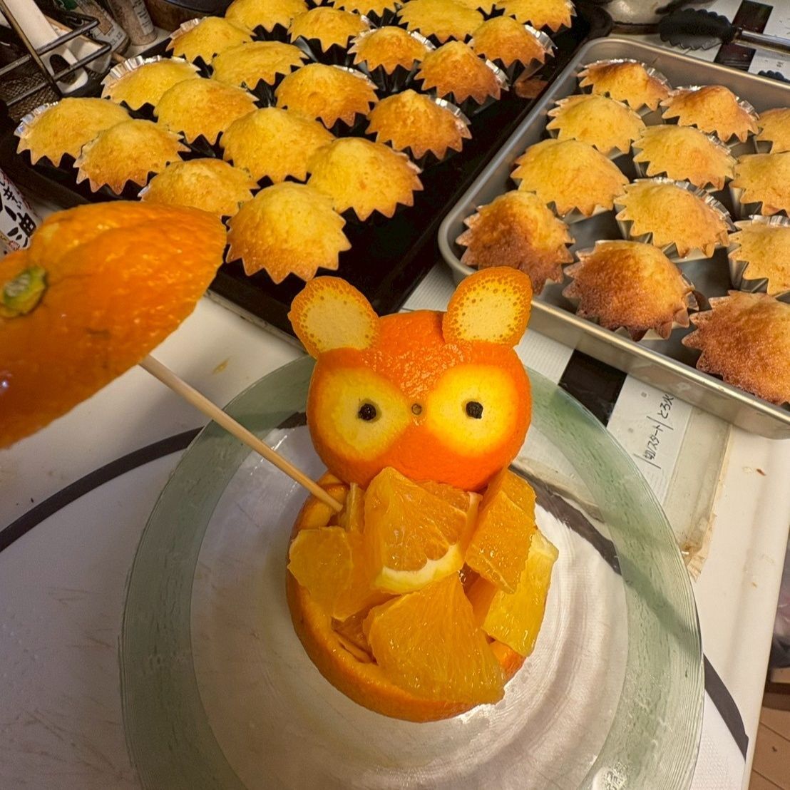 今日はオレンジのマドレーヌも焼いたので、キッチンがオレンジの香りいっぱいです。