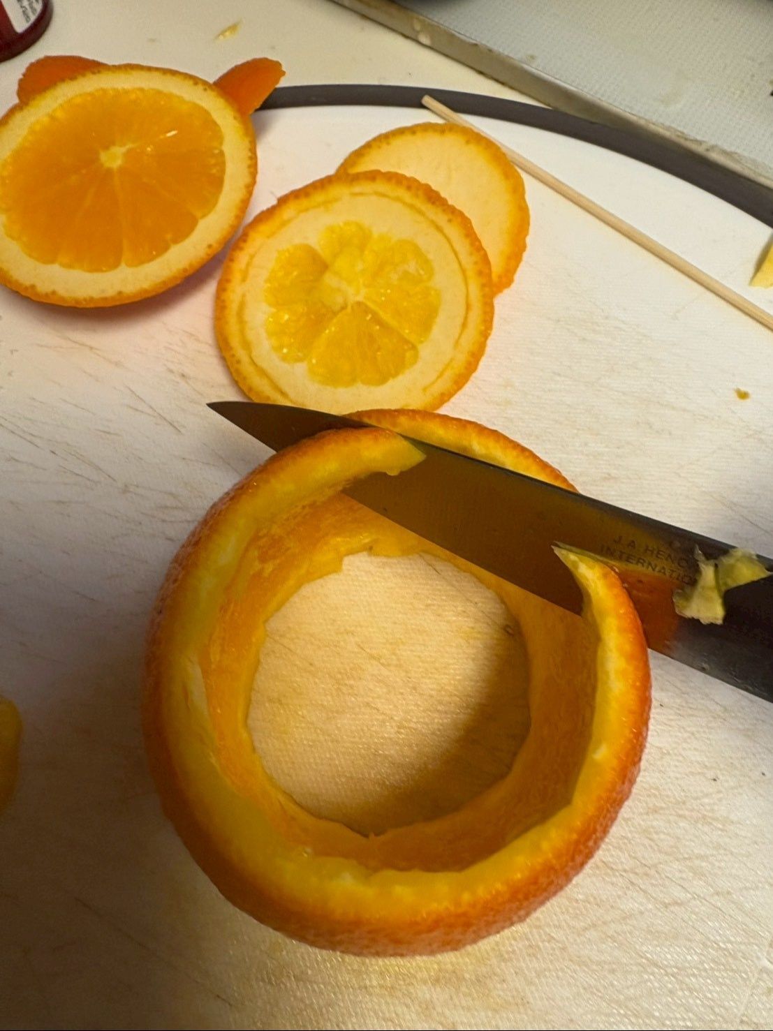 実をくり抜いた胴体のこの位置に切り込みを入れます。