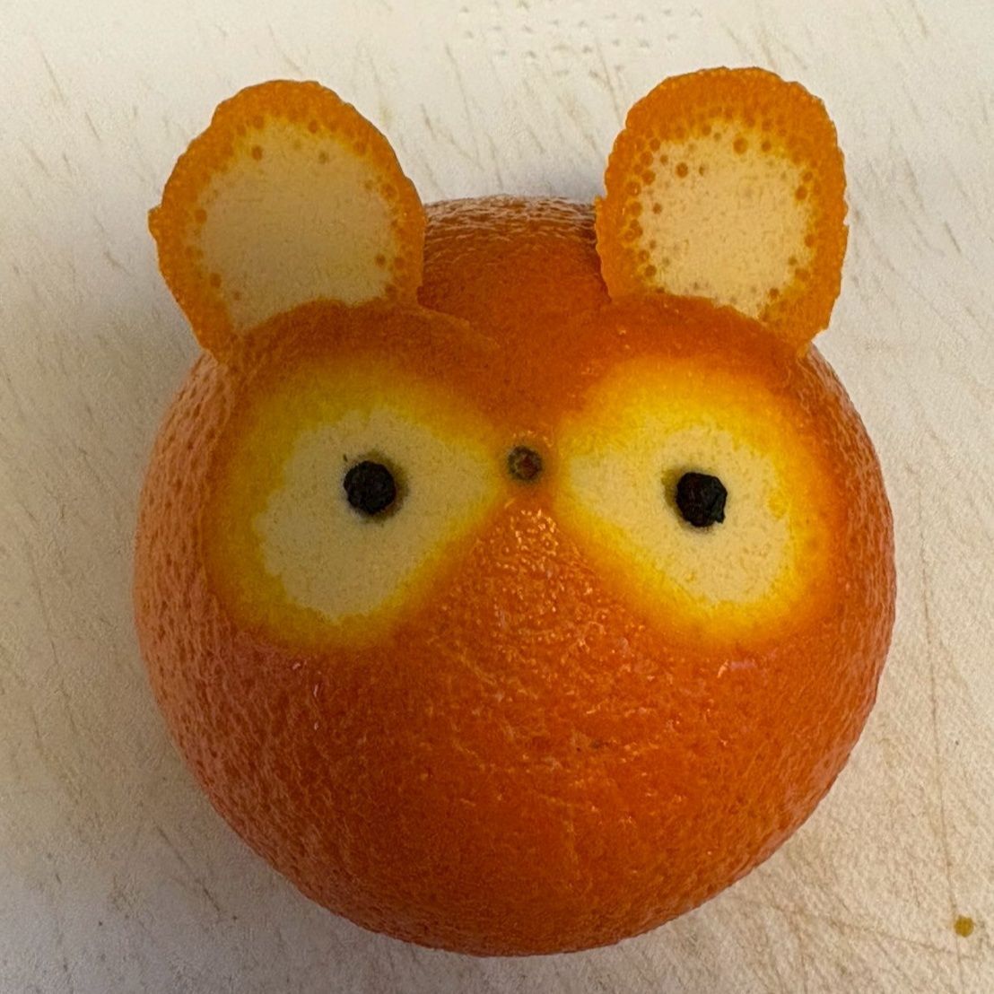 さっき切り落とした皮を切り込みに差し込みます。